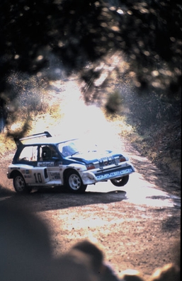Anthony (Tony) Pond - Rob Arthur
34º Lombard RAC Rally 1985. MG Metro 6R4 (C869 EUD). Clasificado 3º.

Del 24 al 28 de Noviembre, Nottingham, Inglaterra.
Superficie: tierra.

El Rally tenia un total de 3507 km de los que 896.98 km divididos en 65 tramos eran especiales, (2 de ellas fueron canceladas, SS43 Kielder Forest - Ogre Hill de 12,02 Km y SS64 Nuss de 8,79 Km).

Tomaron la salida 155 equipos, finalizaron 62.@
Palabras clave: Tony_Pond;RAC_Rally;MG;Metro;Gran_Bretaña;1986;grupo_B