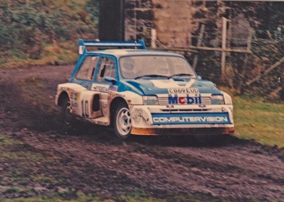 Anthony (Tony) Pond - Rob Arthur
34º Lombard RAC Rally 1985. MG Metro 6R4 (C869 EUD). Clasificado 3º.

Del 24 al 28 de Noviembre, Nottingham, Inglaterra.
Superficie: tierra.

El Rally tenia un total de 3507 km de los que 896.98 km divididos en 65 tramos eran especiales, (2 de ellas fueron canceladas, SS43 Kielder Forest - Ogre Hill de 12,02 Km y SS64 Nuss de 8,79 Km).

Tomaron la salida 155 equipos, finalizaron 62.@
Palabras clave: Tony_Pond;RAC_Rally;MG;Metro;Gran_Bretaña;1986;grupo_B