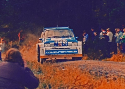 Anthony (Tony) Pond - Rob Arthur
34º Lombard RAC Rally 1985. MG Metro 6R4 (C869 EUD). Clasificado 3º.

Del 24 al 28 de Noviembre, Nottingham, Inglaterra.
Superficie: tierra.

El Rally tenia un total de 3507 km de los que 896.98 km divididos en 65 tramos eran especiales, (2 de ellas fueron canceladas, SS43 Kielder Forest - Ogre Hill de 12,02 Km y SS64 Nuss de 8,79 Km).

Tomaron la salida 155 equipos, finalizaron 62.@
Palabras clave: Tony_Pond;MG;Metro;Gran_Bretaña;1986;grupo_B;RAC_Rally