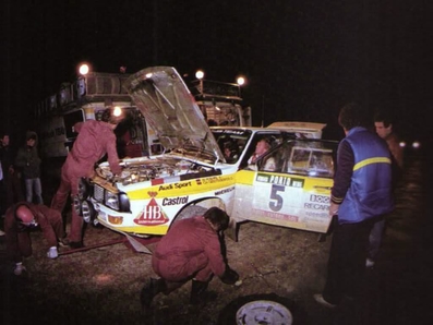 Asistencia del Equipo Audi Sport en el 19º Rallye Portugal Vinho do Porto 1985
En el Audi Sport Quattro S1 (IN-ND 63) de Walter Röhrl - Christian Geistdörfer, clasificado 3º.

Del 6 al 9 de Marzo, Estoril, Cascais, Lisboa, Portugal.
Superficie: asfalto - tierra.

El Rally tení­a un total de 2455 km de los que 730.50 km divididos en 47 tramos eran especiales.

Tomaron la salida 94 equipos, finalizaron 28.@
Palabras clave: Walter_Röhrl;Audi;Quattro;Sport;Grupo_B;Portugal;1985;Asistencias