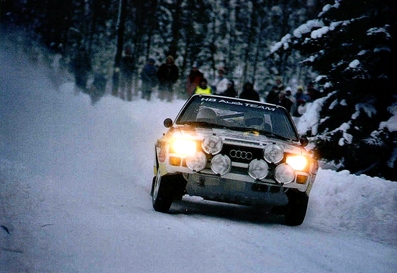 Hannu Mikkola - Arne Hertz
35º Internacional Suecia Rally 1985. Audi Sport Quattro S1 (IN-YK 55). Clasificado 4º.

Del 15 al 17 de Febrero, Karlstad, Suecia.
Superficie: nieve - hielo.

El Rally tenía un total de 1642.00 km de los que 513.68 km divididos en 29 tramos eran especiales.

Tomaron la salida 115, finalizaron 56.@
Palabras clave: ;Audi;Sport;Quattro;Suecia;Grupo_B;nieve;1985