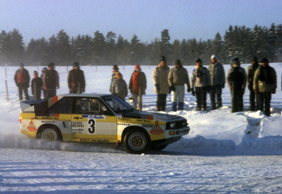 Hannu Mikkola - Arne Hertz
35º Internacional Suecia Rally 1985. Audi Sport Quattro S1 (IN-YK 55). Clasificado 4º.

Del 15 al 17 de Febrero, Karlstad, Suecia.
Superficie: nieve - hielo.

El Rally tenía un total de 1642.00 km de los que 513.68 km divididos en 29 tramos eran especiales.

Tomaron la salida 115, finalizaron 56.@
Palabras clave: ;Audi;Sport;Quattro;Suecia;Grupo_B;nieve;1985