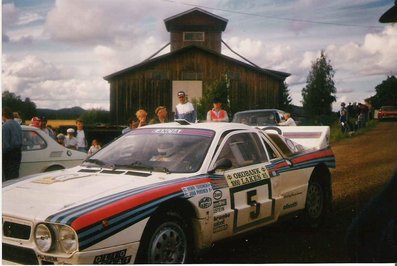 Henri Toivonen - Juha Piironen
35º Rally de los 1000 Lagos 1985. Lancia Rally 037 (TO 09010D). Clasificado 4º.

Del 23 al 25 de Agosto, Jyväskylä, Finlandia.
Superficie: tierra.

El Rally tenía un total de 1418.00 km de los que 479.00 km divididos en 50 tramos eran especiales (1 de ellos fue cancelado SS10 Vaheri).

Se inscribieron 188 equipos, tomaron la salida 175, finalizaron 83.@
Palabras clave: Henri_Toivonen;Lancia;Grupo_B;Finlandia;1985