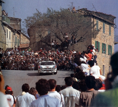 Markku Alén - Ilkka Kivimäki
27º Rallye Sanremo 1985. Lancia Rally 037 (TO Y67908). Clasificado 4º.

Del 29 de Septiembre al 4 de Octubre, Sanremo, Liguria, Imperia, Italia.
Superficie: asfalto - tierra.

El Rally tenia un total de 2340.56 km, de los que 696.90 km divididos en 45 tramos eran especiales (2 de ellos fueron cancelados SS20 Murio 1 de 9.12 km, SS36 Ronde 1 de 37.22 km).

Tomaron la salida 98 equipos, finalizaron 33.

SS Chiusdino.
@
Palabras clave: Markku_Alen;Lancia;Rally;Grupo_B;Sanremo;1985;Chiusdino