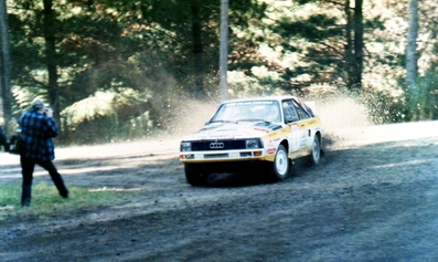 Stig Blomqvist - Björn Cederberg
15º AWA Clarion Rally de Nueva Zelanda 1985. Audi Sport Quattro S1 (ME1110). Clasificado 4º.

Del 29 de Junio al 2 de Julio, Auckland, Nueva Zelanda.
Superficie: tierra.

El Rally tenia un total de 2487.00 km de los que 935.50 km divididos en 48 tramos eran especiales, (2 de ellas fueron canceladas SS11 Ahuroa Puhoi Road de 12 Km y SS45 Bothwell Road de 25 Km).

Tomaron la salida 67 equipos, finalizaron 39.@
Palabras clave: Stig_Blomqvist;Audi;Quattro;Sport;Nueva_Zelanda;1985;Grupo_B