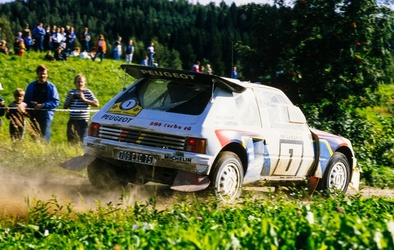 Karl-Erik (Kalle) Grundel - Peter Diekmann
35º 1000 Lakes Rally 1985. Peugeot 205 Turbo 16 E2 (709 EXC 75). Clasificado 5º.

Del 23 al 25 de Agosto, Jyväskylä, Finlandia.
Superficie: tierra.

El Rally tenía un total de 1418.00 km de los que 479.00 km divididos en 50 tramos eran especiales (1 de ellos fue cancelado SS10 Vaheri).

Se inscribieron 188 equipos, tomaron la salida 175, finalizaron 83.@@
Palabras clave: Peugeot;Finlandia;1986;Grupo_B