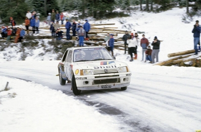 Bruno Saby - Jean-François Fauchille
53º Rallye Automobile de Monte-Carlo 1985. Peugeot 205 Turbo 16 (123 FBL 75). Clasificado 1º.
Peugeot Talbot Sport

Del 26 de Enero al 1 de Febrero, Monte-Carlo.
Superficie: asfalto - nieve.

El Rally tenía un total de 3999 km de los que 852 km divididos en 34 tramos eran especiales (1 de ellos fue cancelado SS17).

Tomaron la salida 117 equipos, finalizaron 68.@
Palabras clave: Montecarlo;Peugeot;Turbo;Nieve;1985;Grupo_B