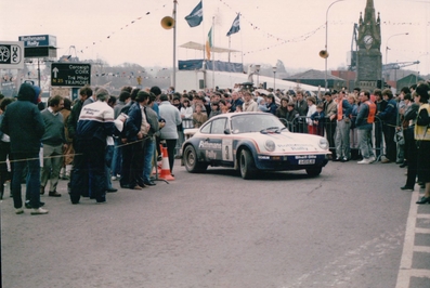 William (Billy) Coleman - Ronan Morgan
46º Rothmans Circuit of Ireland 1985. Porsche 911 SC RS (A451 BJB). Clasificado 5º.

Del 5 al 9 de Abril, Belfast, (Ulster Automobile Club).
Superficie: asfalto.

La prueba constaba de 3 etapas y 892.07 km cronometrados divididos en 52 tramos especiales (dos de ellos fueron cancelados SS9 de 21,77 km y SS27 Comeragh 2 de 27.76 km).

Tomaron la salida 89 equipos, finalizaron 49.@
Palabras clave: ;Porsche;Grupo_B;Ireland;Irlanda;1985