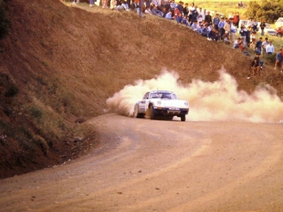 Saeed Al-Hajri - John Spiller
32º Rothmans Acropolis Rally 1985. Porsche 911 SC RS (A815 CCF). Clasificado 5º.

Del 27 al 30 de Mayo, Atenas, Grecia.
Superficie: tierra.

El Rally tenía un total de 2295.94 km de los que 807.67 km divididos en 47 tramos eran especiales.

Tomaron la salida 110 equipos, finalizaron 45.@
Palabras clave: ;Porsche;SC;RS;Grecia;1985;Grupo_B;Acropolis