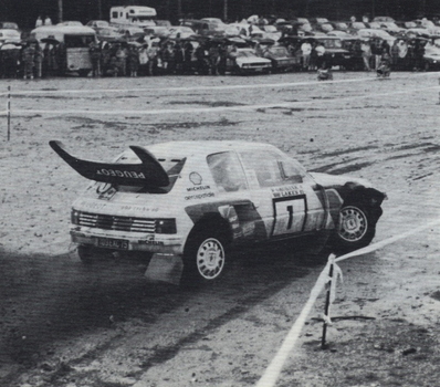 Karl-Erik (Kalle) Grundel - Peter Diekmann
35º 1000 Lakes Rally 1985. Peugeot 205 Turbo 16 E2 (709 EXC 75). Clasificado 5º.

Del 23 al 25 de Agosto, Jyväskylä, Finlandia.
Superficie: tierra.

El Rally tenía un total de 1418.00 km de los que 479.00 km divididos en 50 tramos eran especiales (1 de ellos fue cancelado SS10 Vaheri).

Se inscribieron 188 equipos, tomaron la salida 175, finalizaron 83.@
Palabras clave: Peugeot;Finlandia;1986;Grupo_B;crash