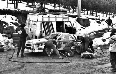 Asistencia del equipo Martini Racing en el 53º Rallye Automobile de Monte-Carlo 1985
En el Lancia Rally 037 (TO 09006D) de Henri Toivonen - Juha Piironen, clasificado 6º.

Esta asistencia se produjo en pleno tramo cronometrado, cambiando neumáticos de clavos por slicks, (las pistolas neumáticas atacaban todas las tuercas de una rueda al mismo tiempo).

Y es que Lancia miraba de agotar todas las minimas posibilidades que tenia para alcanzar los todo poderosos Peugeot T16.

Del 26 de Enero al 1 de Febrero, Monte-Carlo.
Superficie: asfalto -nieve.

El Rally tenía un total de 3999.00 km de los que 851.10 km divididos en 34 tramos eran especiales (1 de ellos fue cancelado SS17).

Tomaron la salida 117 equipos, finalizaron 68.
@
Palabras clave: Henri_Toivonen;Juha_Piironen;Lancia;Rally;Grupo_B;Montecarlo;1985;Asistencias