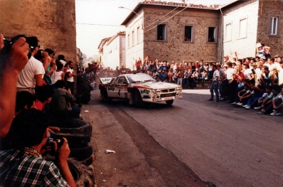 Massimo (Miki) Biasion - Tiziano Siviero
27º Rallye Sanremo 1985. Lancia Rally 037 (TO 09005D). Clasificado 6º.

Del 29 de Septiembre al 4 de Octubre, Sanremo, Liguria, Imperia, Italia.
Superficie: asfalto - tierra.

El Rally tenia un total de 2340.56 km, de los que 696.90 km divididos en 45 tramos eran especiales (2 de ellos fueron cancelados SS20 Murio 1 de 9.12 km, SS36 Ronde 1 de 37.22 km).

Tomaron la salida 98 equipos, finalizaron 33.

SS Chiusdino
@
Palabras clave: Miki_Biasion;Tiziano_Siviero;Lancia;Rally;Grupo_B;Sanremo;1984;Chiusdino
