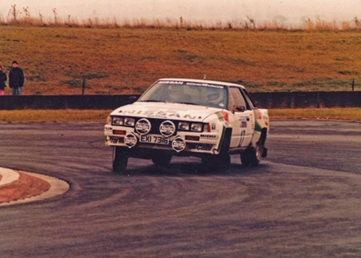 Terry Kaby - Kevin Gormley
34º Lombard RAC Rally 1985. Nissan 240RS (EXI 7316). Clasificado 7º.

Del 24 al 28 de Noviembre, Nottingham, Inglaterra.
Superficie: tierra.

El Rally tenia un total de 3507 km de los que 896.98 km divididos en 65 tramos eran especiales, (2 de ellas fueron canceladas, SS43 Kielder Forest - Ogre Hill de 12,02 Km y SS64 Nuss de 8,79 Km).

Tomaron la salida 155 equipos, finalizaron 62.@
Palabras clave: Terry_Kaby;Nissan;Grupo_B;Gran_Bretaña;1985