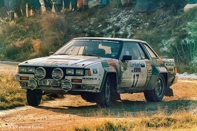 Terry Kaby - Kevin Gormley
34º Lombard RAC Rally 1985. Nissan 240RS (EXI 7316). Clasificado 7º.

Del 24 al 28 de Noviembre, Nottingham, Inglaterra.
Superficie: tierra.

El Rally tenia un total de 3507 km de los que 896.98 km divididos en 65 tramos eran especiales, (2 de ellas fueron canceladas, SS43 Kielder Forest - Ogre Hill de 12,02 Km y SS64 Nuss de 8,79 Km).

Tomaron la salida 155 equipos, finalizaron 62.@
Palabras clave: Terry_Kaby;Nissan;Grupo_B;Gran_Bretaña;1985