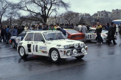 Dany Snobeck - Jean-Pierre Béchu
53º Rallye Automobile de Monte-Carlo 1985. Renault 5 Turbo Tour de Corse (2722 QH 58). Clasificado 7º.

Al fondo a la derecha el 29# Porsche 911 SC  de Frédéric Schmit - Bruno Muller, abandonó.

Detras el 25# Audi Quattro A1 (111 SQ 54) de Pierre Bos - Jean-Claude Leuvrey, abandonó por perdida de rueda en el SS5 La Souche 1 de 27.40 km.

En el centro el 27# Alfa Romeo GTV6 (1396 LA 13) de Jacques Panciatici - Françoise Sappey, clasificado 17º.

Del 26 de Enero al 1 de Febrero, Monte-Carlo.
Superficie: asfalto -nieve.

El Rally tenía un total de 3999.00 km de los que 851.10 km divididos en 34 tramos eran especiales (1 de ellos fue cancelado SS17).

Tomaron la salida 117 equipos, finalizaron 68.
@
Palabras clave: Renault;Turbo;Grupo_B;Montecarlo;1985;parque_cerrado