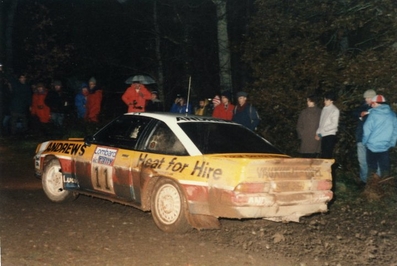 Russell Brookes - Mike Broad
34º Lombard RAC Rally 1985. Opel Manta 400 (SMK 35IY). Clasificado 8º.

Del 24 al 28 de Noviembre, Nottingham, Inglaterra.
Superficie: tierra.

El Rally tenia un total de 3507 km de los que 896.98 km divididos en 65 tramos eran especiales, (2 de ellas fueron canceladas, SS43 Kielder Forest - Ogre Hill de 12,02 Km y SS64 Nuss de 8,79 Km).

Tomaron la salida 155 equipos, finalizaron 62.@
Palabras clave: Opel;Manta;Grupo_B;Gran_Bretaña;1985