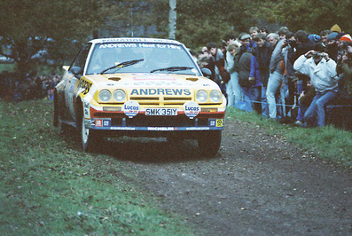 Russell Brookes - Mike Broad
34º Lombard RAC Rally 1985. Opel Manta 400 (SMK 35IY). Clasificado 8º.

Del 24 al 28 de Noviembre, Nottingham, Inglaterra.
Superficie: tierra.

El Rally tenia un total de 3507 km de los que 896.98 km divididos en 65 tramos eran especiales, (2 de ellas fueron canceladas, SS43 Kielder Forest - Ogre Hill de 12,02 Km y SS64 Nuss de 8,79 Km).

Tomaron la salida 155 equipos, finalizaron 62.@
Palabras clave: Opel;Manta;Grupo_B;Gran_Bretaña;1985