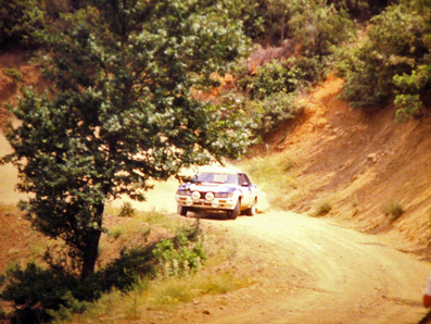 Giorgios Moschous - Dimitris Vazakas
32º Rally Acropolis 1985 (Grecia). Nissan 240RS. Clasificado 8º.
El Rally tenà­a un total de 2295.5 Km, de los que 807.8 km divididos en 47 tramos, eran especiales.
Tomaron la salida 110 participantes, finalizaron 45.@
Palabras clave: Moschous;Nissan;Grupo_B;Grecia;1985