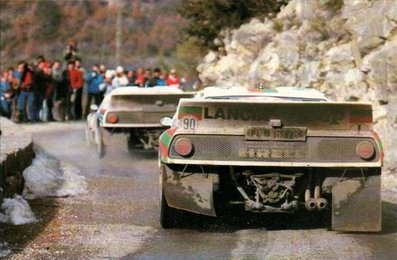 53º Rallye Automobile de Monte-Carlo 1985
En primera linea de imagen el 5# Lancia Rally 037 (TO W67783) del Equipo Jolly Club de Miki Biasion - Tiziano Siviero, clasificado 9º.

Delante el 4# Lancia Rally 037 (TO 09006D) del Equipo Lancia Martini de Henri Toivonen - Juha Piironen, clasificado 6º.

En ese momento Henri tenia problemas mecánicos y poco después de esta foto MIki lo adelantó.

Del 26 de Enero al 1 de Febrero, Monte-Carlo.
Superficie: asfalto -nieve.

El Rally tenía un total de 3999.00 km de los que 851.10 km divididos en 34 tramos eran especiales (1 de ellos fue cancelado SS17).

Tomaron la salida 117 equipos, finalizaron 68.

(Foto 1 de 2)
@
Palabras clave: Henri_Toivonen;Miki_Biasion;Montecarlo;1985;Grupo_B;Lancia;Rally