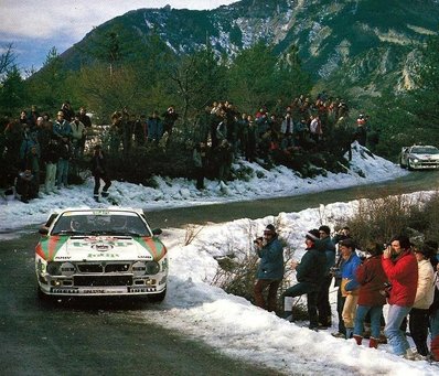 53º Rallye Automobile de Monte-Carlo 1985
En primera linea de imagen el 5# Lancia Rally 037 (TO W67783) del Equipo Jolly Club de Miki Biasion - Tiziano Siviero, clasificado 9º.

Al fondo el 4# Lancia Rally 037 (TO 09006D) del Equipo Lancia Martini de Henri Toivonen - Juha Piironen, clasificado 6º.

En ese momento Henri tenia problemas mecánicos y habí­a sido rebasado por Miki Biasion.

Del 26 de Enero al 1 de Febrero, Monte-Carlo.
Superficie: asfalto -nieve.

El Rally tenía un total de 3999.00 km de los que 851.10 km divididos en 34 tramos eran especiales (1 de ellos fue cancelado SS17).

Tomaron la salida 117 equipos, finalizaron 68.

(Foto 2 de 2)
@
Palabras clave: Henri_Toivonen;Miki_Biasion;Montecarlo;1985;Grupo_B;Lancia;Rally