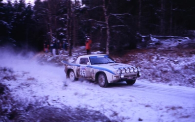 Rod Millen - Brian Rainbow
34º Lombard RAC Rally 1985. Mazda RX7 (CRJ-130). Clasificado 9º.

Del 24 al 28 de Noviembre, Nottingham, Inglaterra.
Superficie: tierra.

El Rally tenia un total de 3507 km de los que 896.98 km divididos en 65 tramos eran especiales, (2 de ellas fueron canceladas, SS43 Kielder Forest - Ogre Hill de 12,02 Km y SS64 Nuss de 8,79 Km).

Tomaron la salida 155 equipos, finalizaron 62.@
Palabras clave: Mazda;RX7;Gran_Bretaña;Grupo_B;1985