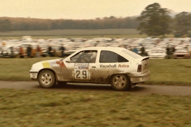 Andrew Wood - Mike Nicholson
34º Lombard RAC Rally 1985. Vauxhall Astra GTE (B42 UBM). Clasificado 12º.
GM Dealer Sport

Del 24 al 28 de Noviembre, Nottingham, Inglaterra.
Superficie: tierra.

El Rally tenia un total de 3507 km de los que 896.98 km divididos en 65 tramos eran especiales, (2 de ellas fueron canceladas, SS43 Kielder Forest - Ogre Hill de 12,02 Km y SS64 Nuss de 8,79 Km).

Tomaron la salida 155 equipos, finalizaron 62.
Palabras clave: Vauxhall;Astra;GTE;Gran_Bretaña;1985;RAC_Rally