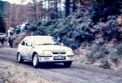 Andrew Wood - Mike Nicholson
34º Lombard RAC Rally 1985. Vauxhall Astra GTE (B42 UBM). Clasificado 12º.
GM Dealer Sport

Del 24 al 28 de Noviembre, Nottingham, Inglaterra.
Superficie: tierra.

El Rally tenia un total de 3507 km de los que 896.98 km divididos en 65 tramos eran especiales, (2 de ellas fueron canceladas, SS43 Kielder Forest - Ogre Hill de 12,02 Km y SS64 Nuss de 8,79 Km).

Tomaron la salida 155 equipos, finalizaron 62.
Palabras clave: Vauxhall;Astra;GTE;Gran_Bretaña;1985;RAC_Rally