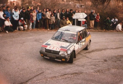 Jean-Pierre Ballet - Pierre Vuillemin
53º Rallye Automobile de Monte-Carlo 1985. Peugeot 205 GTI (4693 SB 84). Clasificado 15º.

Del 26 de Enero al 1 de Febrero, Monte-Carlo.
Superficie: asfalto -nieve.

El Rally tenía un total de 3999.00 km de los que 851.10 km divididos en 34 tramos eran especiales (1 de ellos fue cancelado SS17).

Tomaron la salida 117 equipos, finalizaron 68.
Palabras clave: Peugeot;Montecarlo;1985