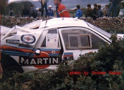 Henri Toivonen - Juha Piironen
8º Rally Costa Smeralda 1985. Lancia Rally 037 (TO 09010D). Abandonó por accidente en SS34.
En este accidente Henri se fracturo una vertebra.

Del 17 al 19 de Abril, Porto Cervo, Cerdeña, Arzachena, Sácer, Costa Esmeralda.
Superficie: tierra.

El Rally constaba de 621.20 km cronometrados, desconocemos en cuantos tramos especiales se dividían y los kilómetros totales de la prueba.

Tomaron la salida 75 equipos, finalizaron 25.

Foto de Andrea Sassu
@
Palabras clave: Henri_Toivonen;Juha_Piironen;Lancia;Rally;Grupo_B;Costa_Esmeralda;1985;crash