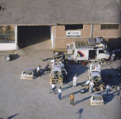 Asistencia del Equipo Peugeot Talbot Sport en el 32º Rothmans Acropolis Rally 1985
Del 27 al 30 de Mayo, Atenas, Grecia.
Superficie: tierra.

El Rally tenía un total de 2295.94 km de los que 807.67 km divididos en 47 tramos eran especiales.

Tomaron la salida 110 equipos, finalizaron 45.
@
Palabras clave: Peugeot;T16;Grupo_B;Asistencias;Grecia;1985
