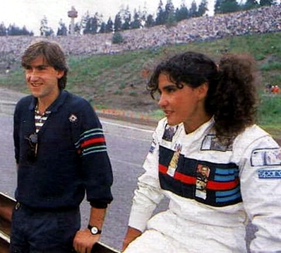 Henri Toivonen & Michèle Mouton
Memorial Bettega celebrado al finalizar la temporada de 1985.
En Ahvenisto Circuit, Hämeenlinna, Finlandia.

Michéle Mouton vestida con un mono colores Martini, el mono en cuestión se lo prestó Michèle Espinos-Petit (Biche) copiloto de Jean-Claude Andruet.

