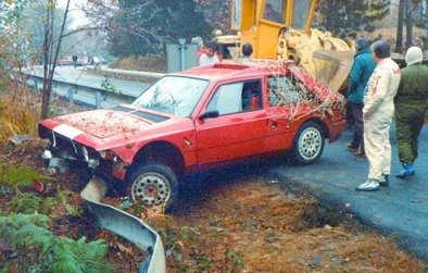 Centro de pruebas Fiat en "La Mandria"
Podemos ver a Giorgio Pianta en el lado derecho de la foto con mono blanco.

La dirección del Equipo Lancia/Abarth le pidió a Giorgio que fuera más rápido, él dijo que no era posible... La dirección insistió en que era posible... y éste fue el resultado !
Éste S4 (chasis 003) era un prototipo de "Stradale".

La red trasera era de camuflaje en carretera, puesto que con matrícula de pruebas, llegó hasta las carreteras fuera del recinto de "La Mandria".
Palabras clave: Lancia;Delta;Grupo_B;Stradale;Mandria;Giorgio_Pianta;Crash;Test;Tests;1985