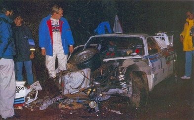 Henri Toivonen - Juha Piironen
21º Rallye Catalunya 1985. Lancia Rally 037. Abandonó por accidente en SS3 Estenalles.

El accidente se produjo pasados unos 200/300 metros la curva de la "Font de L'Olla" a muy pocos Km de la finalización del tramo de algo mas de 30 Km.

Fue el último Rallye en el que Juha Piironen se sentó al lado de Henri.
Según palabras del mismo Piironen en un comentario de ésta misma foto en nuestra página de Facebook MUNDO RALLY RETRO (GrupoB), nos dijo que Henri no sabía dosificar las carreras, añadiendo que éste fue un accidente muy feo, el mas fuerte de su carrera deportiva.

Del 25 al 28 de Octubre, Barcelona, Catalunya, España.
Superficie: asfalto.

El Rally tenia un total de 1359.14 km de los que 512.82 km divididos en 34 tramos eran especiales.

Tomaron la salida 67 equipos, finalizaron 38.
@
Palabras clave: Henri_Toivonen;Juha_Piironen;Lancia;Grupo_B;Rally;Catalunya;1985;Personajes;Crash;Spain;España