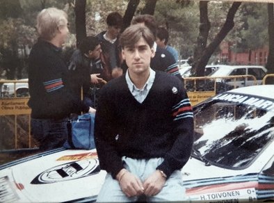 Henri Toivonen - Juha Piironen
21º Rallye Catalunya 1985. Lancia Rally 037. Abandonó por accidente en SS3 pasados unos 200/300 metros la Font de L'Olla, tramo Estenalles (largo).

Último Rally co-pilotado por Juha Piironen.

En este Rally tení­a que competir con el Lancia Delta S4, pero los papeles de homologación no llegaron a tiempo.

Del 25 al 28 de Octubre, Barcelona, Catalunya, España.
Superficie: asfalto.

El Rally tenia un total de 1359.14 km de los que 512.82 km divididos en 34 tramos eran especiales.

Tomaron la salida 67 equipos, finalizaron 38.

Foto tomada en los alrededores de la Plaza Catalunya de Barcelona, desde donde se daba la salida de la prueba en esa edición.
@
Palabras clave: Henri_Toivonen;Lancia;Grupo_B;Rally;Catalunya;1985;Personajes;Spain