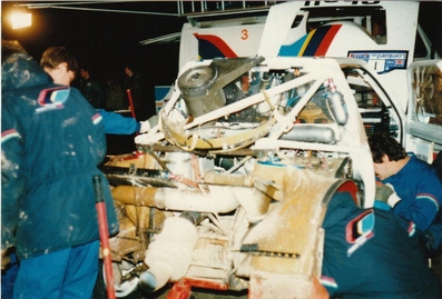 Asistencia del Equipo Peugeot Talbot Sport en el  34º Lombard RAC Rally 1985
En el Peugeot 205 Turbo 16 E2 (704 EXC 75) de Timo Salonen - Seppo Harjanne, abandonó por motor (presión de aceite) en SS21 Dyfi de 22.50 km.

Del 24 al 28 de Noviembre, Nottingham, Inglaterra.
Superficie: tierra.

El Rally tenia un total de 3507 km de los que 896.98 km divididos en 65 tramos eran especiales, (2 de ellas fueron canceladas, SS43 Kielder Forest - Ogre Hill de 12,02 Km y SS64 Nuss de 8,79 Km).

Tomaron la salida 155 equipos, finalizaron 62.

Foto de Lewis Bassett
@
Palabras clave: Peugeot;Turbo;Grupo_B;Gran_Bretaña;1985;Asistencias;RAC_Rally