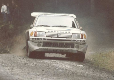 Timo Salonen - Seppo Harjanne
34º Lombard RAC Rally 1985. Peugeot 205 Turbo 16 E2 (704 EXC 75). Abandonó por motor (presión de aceite) en SS21 Dyfi de 22.50 km.

Del 24 al 28 de Noviembre, Nottingham, Inglaterra.
Superficie: tierra.

El Rally tenia un total de 3507 km de los que 896.98 km divididos en 65 tramos eran especiales, (2 de ellas fueron canceladas, SS43 Kielder Forest - Ogre Hill de 12,02 Km y SS64 Nuss de 8,79 Km).

Tomaron la salida 155 equipos, finalizaron 62.@
Palabras clave: Timo_Salonen;Peugeot;Turbo;Grupo_B;Gran_Bretaña;1985;RAC_Rally;Inglaterra