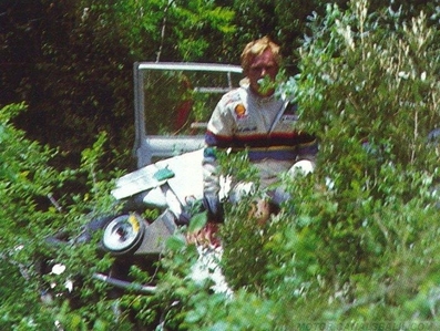 Ari Vatanen
Ari Vatanen pocos instantes después de producirse el accidente que sufrió en el 29º Rally Tour de Corse - Rallye de France 1985 con el Peugeot 205 Turbo 16 (26 FGV 75) en SS16 Moriani Plage - Orsini de 20.01 km.
Copiloto Terry Harryman.

Este fue el primer aviso serio que tuvo Ari Vatanen antes del graví­simo accidente ese mismo año en el 5º Rally Argentina que casi le cuesta la vida.

Del 2 al 4 de Mayo, Ajaccio, Córcega, Francia.
Superficie: asfalto.

El Rally tenia un total de 1603.00 km de los que 1122.25 km divididos en 30 tramos eran especiales (1 de ellos fue cancelado, SS5 Sartene - Zonza de 44.23 km, por el fatal accidente de Attilio Bettega en el tramo anterior, SS4 Zerubia - Santa Giulia de 30.60 km).

Tomaron la salida 139 equipos, finalizaron 45.
@
Palabras clave: ;Peugeot;T16;crash;Personajes;Corcega;1985;Grupo_B;Corse
