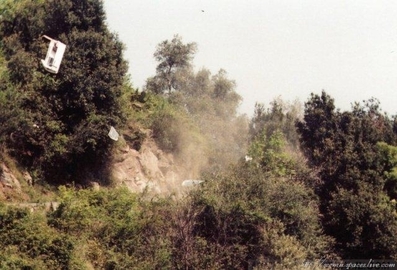 Ari Vatanen - Terry Harryman
29º Rally Tour de Corse - Rallye de France 1985. Peugeot 205 Turbo 16 (26 FGV 75). Abandonó por accidente en SS16 Moriani Plage - Orsini de 20.01 km.

Foto: Instante en el que sufren el accidente.
Se pueden ver partes del Peugeot salir volando.

Este fue el primer aviso serio que tuvo Ari Vatanen antes del graví­simo accidente ese mismo año en el 5º Rally Argentina que casi le cuesta la vida.

Del 2 al 4 de Mayo, Ajaccio, Córcega, Francia.
Superficie: asfalto.

El Rally tenia un total de 1603.00 km de los que 1122.25 km divididos en 30 tramos eran especiales (1 de ellos fue cancelado, SS5 Sartene - Zonza de 44.23 km, por el fatal accidente de Attilio Bettega en el tramo anterior, SS4 Zerubia - Santa Giulia de 30.60 km).

Tomaron la salida 139 equipos, finalizaron 45.
@
Palabras clave: ;Terry_Harryman;Peugeot;Turbo;crash;Personajes;Corcega;1985;Grupo_B;Corse