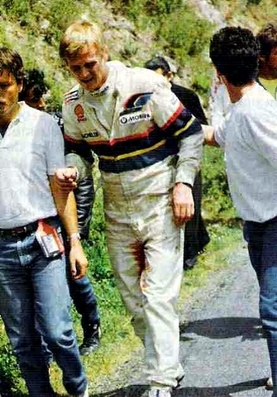 Ari Vatanen (Tour de Corse 1985)
Ari Vatanen pocos minutos después de producirse el accidente que sufrió en el 29º Rally Tour de Corse - Rallye de France 1985 con el Peugeot 205 Turbo 16 (26 FGV 75) en SS16 Moriani Plage - Orsini de 20.01 km.
Copiloto Terry Harryman.

Este fue el primer aviso serio que tuvo Ari Vatanen antes del graví­simo accidente ese mismo año en el 5º Rally Argentina que casi le cuesta la vida.

Del 2 al 4 de Mayo, Ajaccio, Córcega, Francia.
Superficie: asfalto.

El Rally tenia un total de 1603.00 km de los que 1122.25 km divididos en 30 tramos eran especiales (1 de ellos fue cancelado, SS5 Sartene - Zonza de 44.23 km, por el fatal accidente de Attilio Bettega en el tramo anterior, SS4 Zerubia - Santa Giulia de 30.60 km).

Tomaron la salida 139 equipos, finalizaron 45.
@
Palabras clave: ;Peugeot;Turbo;crash;Personajes;Còrcega;1985;Grupo_B;Corse