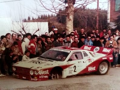 Attilio Bettega - Sergio Cresto
33º Rally Costa Brava 1985. Lancia Rally 037. Abandonó por accidente en SS2 Cladells Llarg 1 de 28.09 Km.

Bettega se sale al principio del tramo. Mientras intenta sacar el coche ve como vuelca allí mismo el Peugeot 205 T16 de Antonio Zanini, destrozándolo. Attilio intenta subir al cruce de Sant Hilari en tres ruedas consiguiéndolo. Allí los mecánicos del Equipo West Lancia Team dictaminan que el 037 es irreparable en tiempo quedándose el coche en el famoso cruce, (PHOTO). Zanini se queda en el sitio de la salida de pista, con el 205 pulverizado.

Del 23 al 24 de Febrero, Lloret de Mar, Catalunya, España.
Superficie: asfalto - tierra.

El Rally tenia un total de 1329.74 km, de los que 501.59 km divididos en 45 tramos, eran especiales.
Tomaron la salida 55 equipos, finalizaron 25.

© Jaume Serradesanferm
@
Palabras clave: Attilio_Bettega;Sergio_Cresto;Lancia;Grupo_B;Costa_Brava;1985;crash