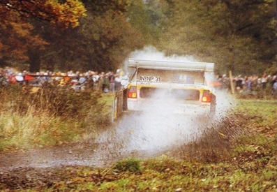 Hannu Mikkola - Arne Hertz
34º Lombard RAC Rally 1985. Audi Sport Quattro S1 E2 (IN-NP 31). Abandonó por problemas de motor SS22 Cwmcelli de 6,60 Km.

Del 24 al 28 de Noviembre, Nottingham, Inglaterra.
Superficie: tierra.

El Rally tenia un total de 3507 km de los que 896.98 km divididos en 65 tramos eran especiales, (2 de ellas fueron canceladas, SS43 Kielder Forest - Ogre Hill de 12,02 Km y SS64 Nuss de 8,79 Km).

Tomaron la salida 155 equipos, finalizaron 62.@
Palabras clave: ;Audi;Quattro;Sport;Gran_Bretaña;1985;Grupo_B;RAC_Rally;Inglaterra
