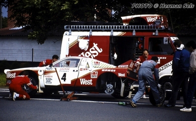Asistencia del Equipo West Lancia Team en el 21º 24 Heures d'Ypres 1985
Lancia Rally 037 (TO 09008D) de Andrea Zanussi - Sergio Cresto. Abandonó por el diferencial.

Del 28 al 30 de Junio, Ypres, Bélgica.
Superficie: asfalto con 524.00 km cronometrados.

Tomaron la salida 148 equipos, finalizaron 73.

PHOTO Herman Sels.
@
Palabras clave: ;Lancia;Rally;Grupo_B;1985;Asistencias
