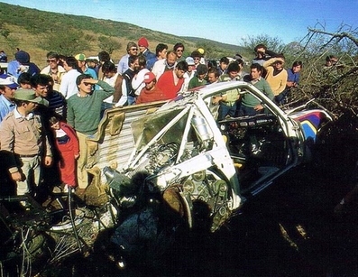 Ari Vatanen - Terry Harryman
5º Marlboro Rally Argentina 1985. Peugeot 205 Turbo 16. Abandonó por grave accidente en SS2 Las Bajadas 1 de 19.71 Km.

El accidente más grave de su carrera, en el que estuvo a punto de encontrar la muerte.

En los días previos, Ari Vatanen había manifestado su desagrado por el recorrido, al que calificó como veloz y peligroso.

Indudablemente, el finlandés sabía porque lo decía, sobre todo en función de los Grupo "B", que eran capaces de funcionar sobre tierra a mas de 200 kilómetros por hora.

Despues de haber ganado el primer tramo, SS Berrotaran de 25.28 km, Vatanen transitaba por La Sierrita, un paraje ubicado a cuatro kilómetros de la largada del segundo tramo, Las Bajadas de 19.71 km.

Venía a fondo y al pasar por el lecho de un vado, cubierto de lodo y escarcha, las ruedas posteriores dieron contra el borde superior de dicho vado.

El Peugeot se elevó unos cuatro metros, viajando por el aire un largo trecho hasta caer de punta, efectuar otra voltereta, pegar contra un talud y finalmente, aterrizar de culo, destruyéndolo completamente, así como la parte delantera, y quedando intacto el habitáculo debido a que la estructura interna de seguridad resistió todos los impactos.

Inmediatamente, Vatanen y Harryman fueron recogidos por el helicóptero de Peugeot y trasladados al Hospital Regional de Río Tercero, donde se le efectuaron estudios y primeros auxilios determinando que la atención continuara en el Hospital de Urgencias de la ciudad de Córdoba, por lo que se solicitó un helicóptero para el traslado.

Una vez en el Hospital de Córdoba, se dio a conocer el primer parte, en el que se consignó que el estado de Vatanen era el de un politraumatizado grave, con fracturas en las costillas del lado izquierdo, traumatismo torácico, estallido de la segunda vértebra lumbar y estallido de la articulación de la rodilla.

En un primer momento no se apreció daño a nivel neurológico, y luego del primer día Vatanen experimentó una mejoría muy leve.

Su copiloto Terry Harryman presentaba un pronóstico favorable. Había sufrido la fractura de la segunda vértebra cervical y traumatismos en brazos y antebrazos.

Peugeot Talbot Sport pasó un comunicado de prensa informando que Vatanen y Harryman serían trasladados a París y Belfast respectivamente.
En el caso del piloto, seria atendido por el especialista francés Le Tournet, el mismo que atendió a Pironi y Jabouille.

En cuanto al accidente en sí, fue un llamada de atención...

En cuanto a Jean Todt jefe del Equipo Peugeot Sport en esos tiempos, en el Hospital logra acercarse a Ari, está muy mal, pero le habla hasta que despierta, el finlandés abre los ojos: "Jean, ¿podré volver a correr?... Pero, ¿porqué me salí?" repite una y mil veces.
Su hermano dijo a Jean que no tenía salvación, pero poco después, el propio Ari habla con Jean personalmente, la situación estaba controlada... se había salvado.

Ari Vatanen se mantuvo apartado del los Rallyes durante casi 2 años debido a las heridas sufridas en este accidente, sumándole a ello que poco después de empezar la rehabilitación entró en una profunda depresión.

Aquí dejamos un comentario realizado por un seguidor de nuestra página en Facebook MUNDO RALLY RETRO de Marcelo Alfredo Lopez Bisso:

Se comentaba que Ari había hecho algunas donaciones y puesto una placa en honor al equipo que lo asistió.

Hay mucha gente involucrada con este episodio, como el avión periodístico que sobrevolaba el tramo y vio el coche accidentado. Enseguida dio aviso al helicóptero sanitario, que venía 500 metros detrás, cuyo equipo sacó a Vatanen de los restos del Peugeot retorcido y volando a potencia máxima consiguió llevarse a Vatanen en 17 minutos de vuelo al Hospital... más tiempo en su traslado le hubiera ocasionado la muerte, pero en 72 horas estuvo en condiciones de ser derivado vía aérea a Francia, para lo cual vino un lear jet long horn equipado como terapia intensiva aérea, que trasladó a Vatanen y Harryman.

Este desagradable suceso tuvo una gran repercusión en Europa y en la organización del rallye quedando demostrado que en Córdoba-Argentina, teníamos los medios necesarios para actuar ante una emergencia grave, lo que le valió el pulgar arriba para los siguientes años de rallye en Argentina.

Del 30 de Julio al 3 de Agosto, Buenos Aires - Cordoba, Argentina.
Superficie: tierra.

El Rally tenia un total de 2616.00 km de los que 956.71 km divididos en 23 tramos eran especiales.

Tomaron la salida 138 equipos, finalizaron 39.
@
Palabras clave: ;Peugeot;T16;Grupo_B;Argentina;crash;1985