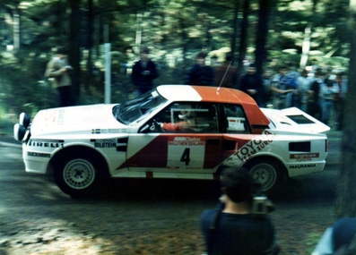 Bjorn Waldegard - Michel Lizin
15º AWA Clarion Rally de Nueva Zelanda 1985. Toyota Celica Twincam Turbo -TCT- (K-AM 2361).

Michel Lizin, uno de los mejores cronistas del WRC, fue enviado especial para AutoHebdo en este rallye. De ser cronista, pasó a ser reclutado de urgencia para copilotar al sueco Waldegard dada la indisposición de ultima hora de su copiloto titular, Hans Thorszelius.

Waldegard realizo el rallye sin que Michel le cantara las notas y aún así­ realizaba unos grandes tiempos. Problemas mecánicos sumando los de su copiloto y con las condiciones con las que competí­a hizo que en la primera etapa del Rallye quedara muy atrás en la clasificación, decidiendo abandonar la prueba.

La crónica que realizo el belga Michel Lizin para AutoHebdo sobre esta experiencia fue sensacional.

Del 29 de Junio al 2 de Julio, Auckland, Nueva Zelanda.
Superficie: tierra.

El Rally tenia un total de 2487.00 km de los que 935.50 km divididos en 48 tramos eran especiales, (2 de ellas fueron canceladas SS11 Ahuroa Puhoi Road de 12 Km y SS45 Bothwell Road de 25 Km).

Tomaron la salida 67 equipos, finalizaron 39.
@
Palabras clave: ;Toyota;Celica;TCT;Nueva_Zelanda;1985;Grupo_B
