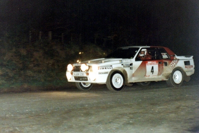 Bjorn Waldegard - Michel Lizin
15º AWA Clarion Rally de Nueva Zelanda 1985. Toyota Celica Twincam Turbo -TCT- (K-AM 2361).

Michel Lizin, uno de los mejores cronistas del WRC, fue enviado especial para AutoHebdo en este rallye. De ser cronista, pasó a ser reclutado de urgencia para copilotar al sueco Waldegard dada la indisposición de ultima hora de su copiloto titular, Hans Thorszelius.

Waldegard realizo el rallye sin que Michel le cantara las notas y aún así­ realizaba unos grandes tiempos. Problemas mecánicos sumando los de su copiloto y con las condiciones con las que competí­a hizo que en la primera etapa del Rallye quedara muy atrás en la clasificación, decidiendo abandonar la prueba.

La crónica que realizo el belga Michel Lizin para AutoHebdo sobre esta experiencia fue sensacional.

Del 29 de Junio al 2 de Julio, Auckland, Nueva Zelanda.
Superficie: tierra.

El Rally tenia un total de 2487.00 km de los que 935.50 km divididos en 48 tramos eran especiales, (2 de ellas fueron canceladas SS11 Ahuroa Puhoi Road de 12 Km y SS45 Bothwell Road de 25 Km).

Tomaron la salida 67 equipos, finalizaron 39.
@
Palabras clave: ;Toyota;Celica;TCT;Nueva_Zelanda;1985;Grupo_B