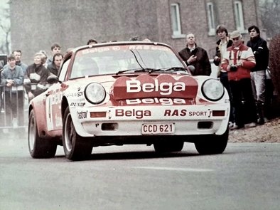 Jean-Louis Dumont - Georges Biar
35º Circuit des Ardennes 1985. Porsche 911 SC RS (CCD-621). Abandonó por fatal accidente.

Dumont era un veterano piloto que empezó a competir en los rallyes en 1.968, consiguiendo sus primeros triunfos poco después.
El Rallye "des Ardennes" de 1985, en Bélgica, era uno de los más importantes del Campeonato Belga de Rallyes.

La segunda etapa del rallye empezaba bien para Dumont, marcando los tres primeros scratch, pero en el cuarto sufrió un fuerte y fatal accidente.

La tragedia se produjo al impactar violentamente de lado, a la altura del piloto, contra un poste de telégrafos, rebotando y dando varias y violentas vueltas de campana.

El Lancia Rally 037 de Patrick Snijers - Dany Colebunders fueron los primeros en llegar al lugar del accidente, pidiendo inmediatamente ayuda por radio e intentar auxiliar a los pilotos.

El copiloto Georges Biar quedo herido de gravedad con conmoción cerebral, siendo evacuado en helicóptero. Pero por desgracia, Jean-Louis Dumont, fallecía en el acto, D.E.P. / R.I.P.

Del 8 al 10 de Marzo en Dinant, Bélgica.
Superficie: asfalto.

El Rally constaba de 472.52 km cronometrados divididos en 45 tramos (uno de ellos fue cancelado SS23 Natoye 2 de 8.00 km por el fatal accidente de Jean-Louis Dumont - Georges Biar).

Tomaron la salida 93 equipos, finalizaron 48.
@
Palabras clave: Porsche;Grupo_B;1985;Ardennes