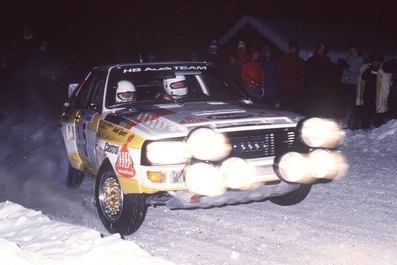 Walter Röhrl - Christian Geistdörfer
35º Internacional Suecia Rally 1985. Audi Sport Quattro S1 (IN-NL 8) Abandonó por motor en SS20 de 17.36 Km.

Del 15 al 17 de Febrero, Karlstad, Suecia.
Superficie: nieve - hielo.

El Rally tenia un total de 1642.00 km de los que 513.68 km divididos en 29 tramos eran especiales.

Tomaron la salida 115 equipos, finalizaron 56.@
Palabras clave: Walter_Röhrl;Audi;Sport;Quattro;Suecia;Grupo_B;nieve;1985