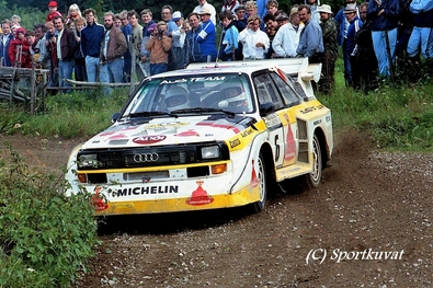 Hannu Mikkola - Arne Hertz
35º 1000 Lakes Rally 1985. Audi Sport Quattro S1 E2 (IN-NL 16). Abandonó por fuga de aceite en SS31 Kostila de 6.29 km.

Del 23 al 25 de Agosto, Jyväskylä, Finlandia.
Superficie: tierra.

El Rally tenía un total de 1418.00 km de los que 479.00 km divididos en 50 tramos eran especiales (1 de ellos fue cancelado SS10 Vaheri).

Se inscribieron 188 equipos, tomaron la salida 175, finalizaron 83.

© Sportkuvat
@
Palabras clave: ;Audi;Sport;Quattro;Finlandia;1986;Grupo_B;S1;E2