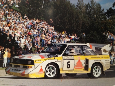Hannu Mikkola - Arne Hertz
35º 1000 Lakes Rally 1985. Audi Sport Quattro S1 E2 (IN-NL 16). Abandonó por fuga de aceite en SS31 Kostila de 6.29 km.

Del 23 al 25 de Agosto, Jyväskylä, Finlandia.
Superficie: tierra.

El Rally tenía un total de 1418.00 km de los que 479.00 km divididos en 50 tramos eran especiales (1 de ellos fue cancelado SS10 Vaheri).

Se inscribieron 188 equipos, tomaron la salida 175, finalizaron 83.@
Palabras clave: ;Audi;Grupo_B;Finlandia;1985;Sport;Quattro;S1;E2