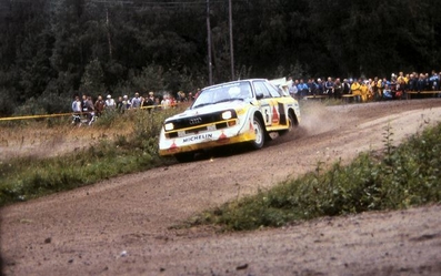 Hannu Mikkola - Arne Hertz
35º 1000 Lakes Rally 1985. Audi Sport Quattro S1 E2 (IN-NL 16). Abandonó por fuga de aceite en SS31 Kostila de 6.29 km.

Del 23 al 25 de Agosto, Jyväskylä, Finlandia.
Superficie: tierra.

El Rally tenía un total de 1418.00 km de los que 479.00 km divididos en 50 tramos eran especiales (1 de ellos fue cancelado SS10 Vaheri).

Se inscribieron 188 equipos, tomaron la salida 175, finalizaron 83.@
Palabras clave: ;Audi;Grupo_B;Finlandia;1985;Sport;Quattro;S1;E2